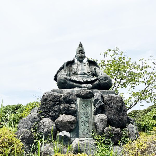 源氏山公園源頼朝公像